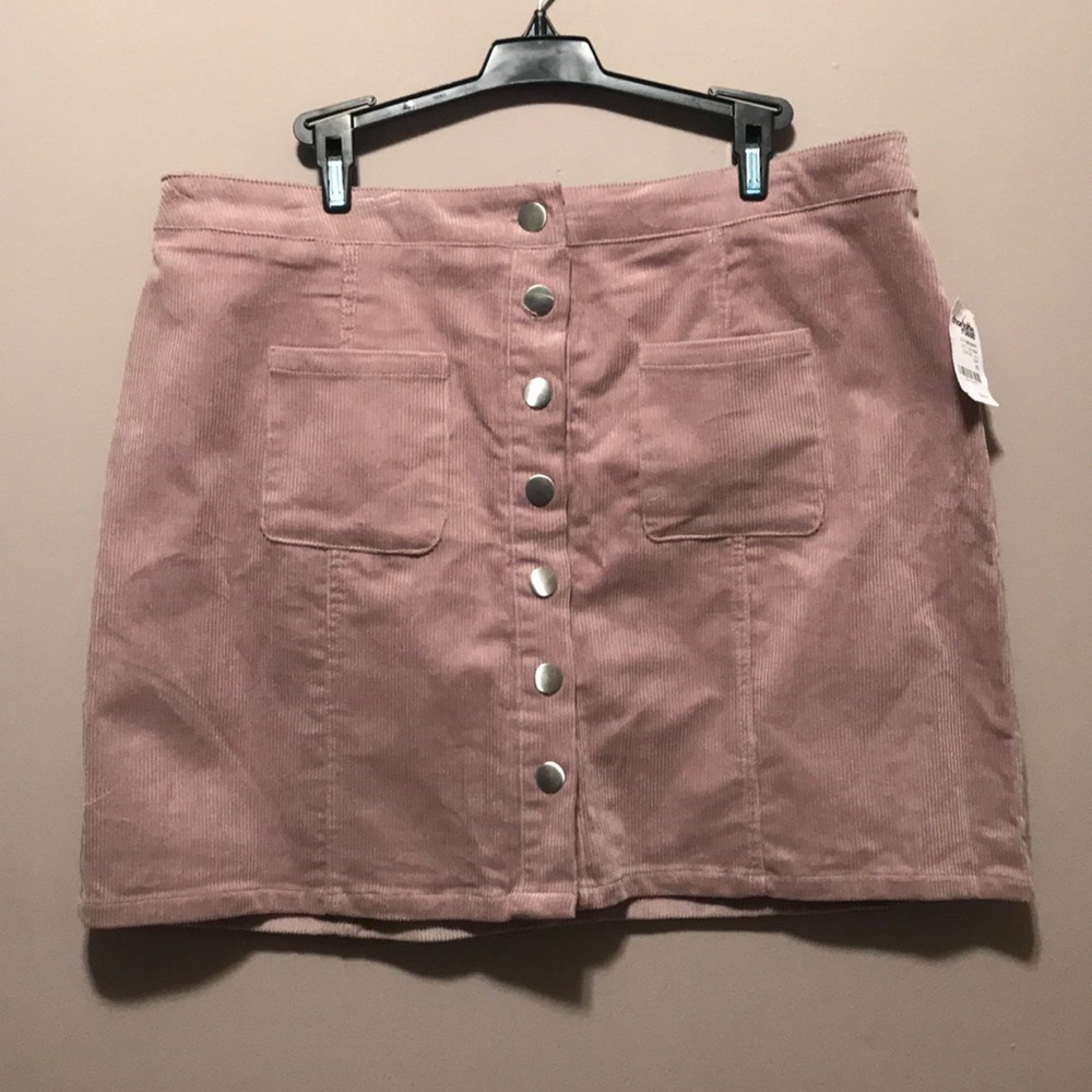 ⬇️ $25 Corduroy Skirt